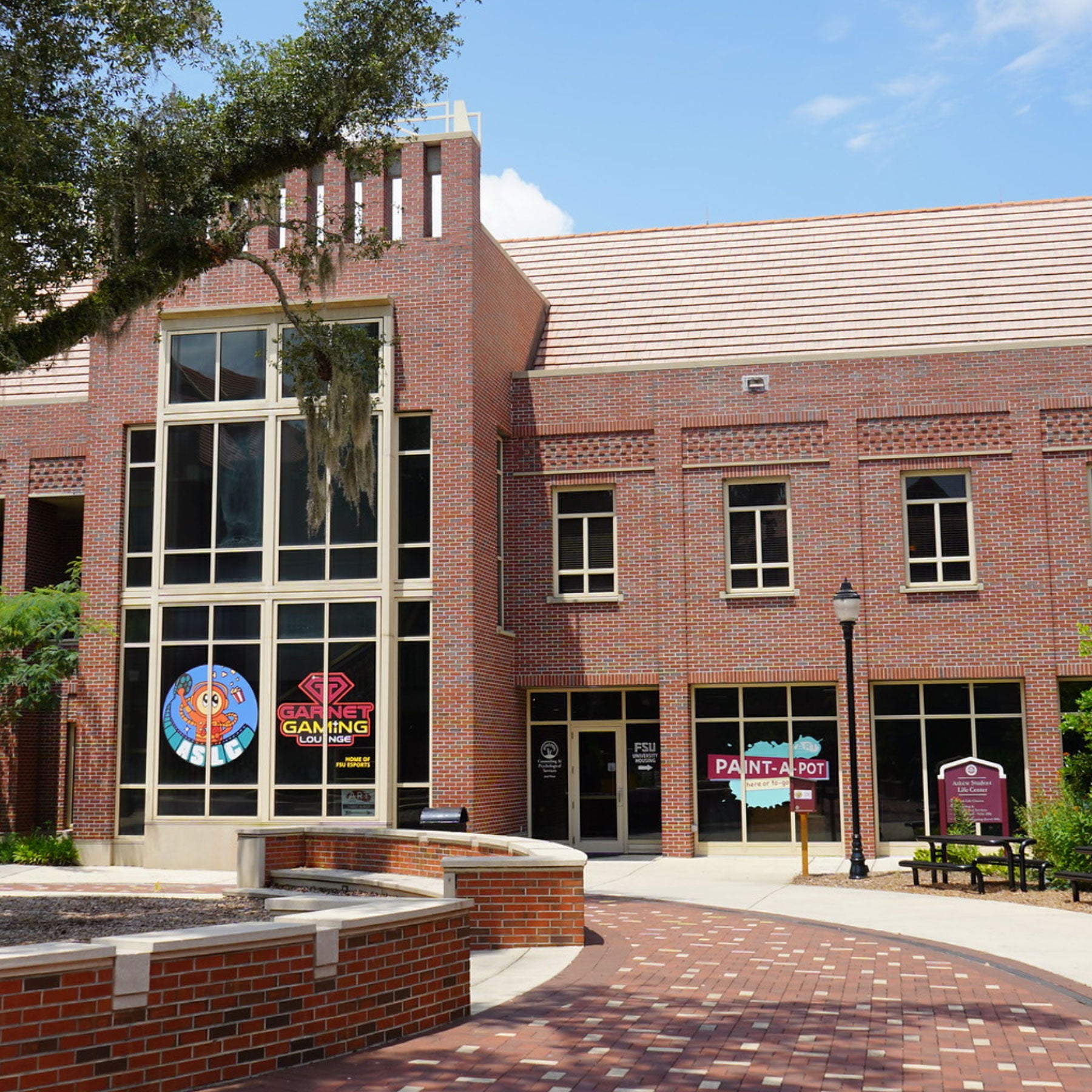 Photo of the outside courtyard of the ASLC building.
